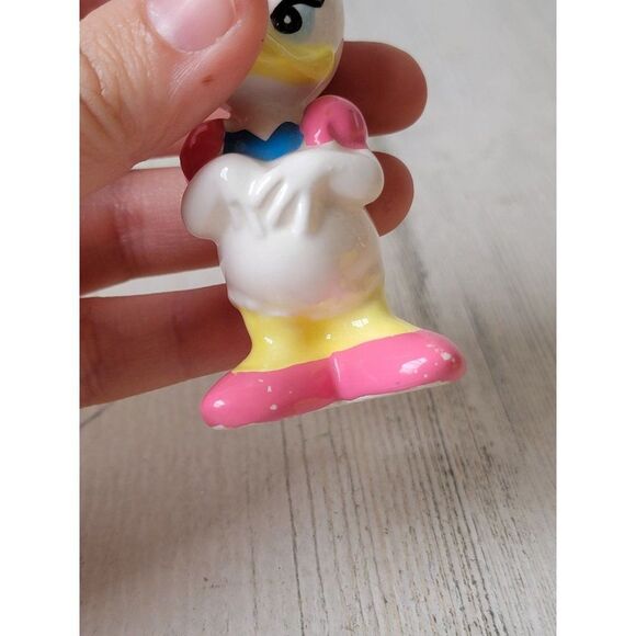 Vintage Japan Daisy Duck mini ceramic pink Disney figure - Picture 4 of 11